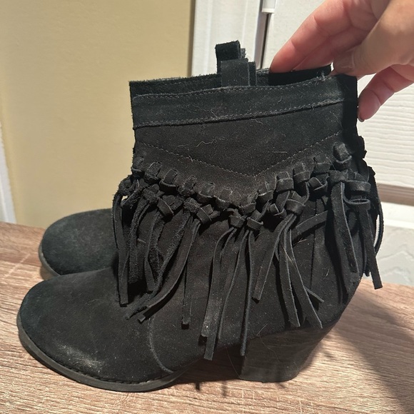 Size 7.5 Sbicca suede Frindge booties - Picture 1 of 2